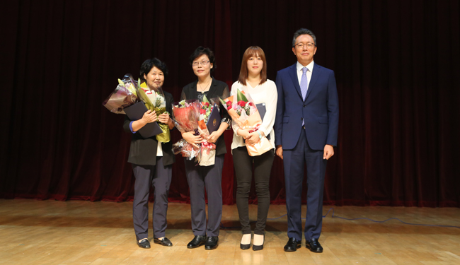 동대문구사회복지협의회장상을 수상한 수상자들과 신동욱 동대문구사회복지협의회장(좌측 네 번째)
